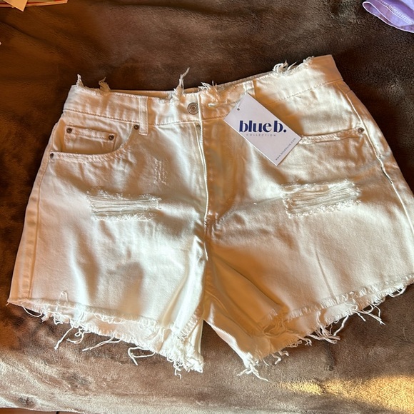 New white shorts - Picture 1 of 7